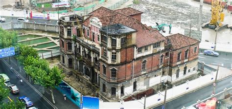 The Haunted Hotel, A Chilling Tale of Spectral Guests and Dramatic Consequences!